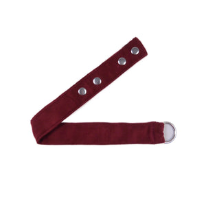 Bordeauxroter Nijens Verlängerungsgurt aus Cordstoff, flach liegend mit zwei silbernen Druckknöpfen und Metallring.