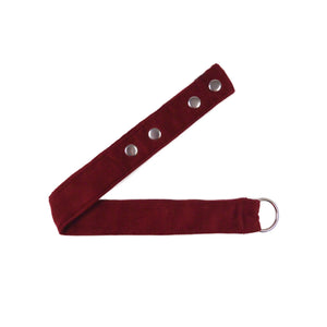 Bordeauxroter Nijens Verlängerungsgurt aus Cordstoff, flach liegend mit zwei silbernen Druckknöpfen und Metallring.