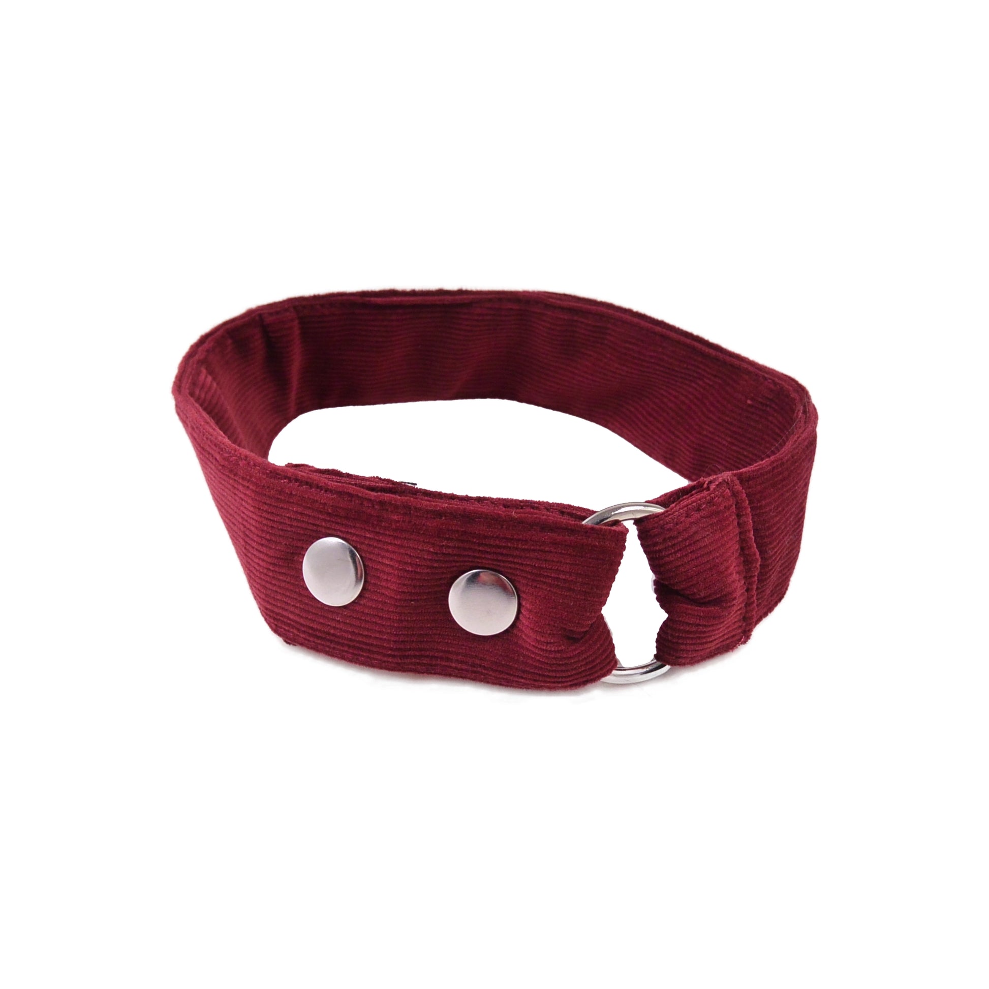 Verlängerungsgurt aus dunkelrotem Cord von Nijens, zu einem Ring geschlossen, mit silbernen Druckknöpfen und Metallring.