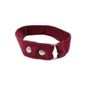 Verlängerungsgurt aus dunkelrotem Cord von Nijens, zu einem Ring geschlossen, mit silbernen Druckknöpfen und Metallring.
