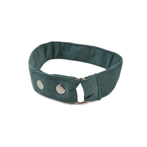 Verlängerungsgurt aus salbei-grünem Cord von Nijens, zu einem Ring geschlossen, mit silbernen Druckknöpfen und Metallring.