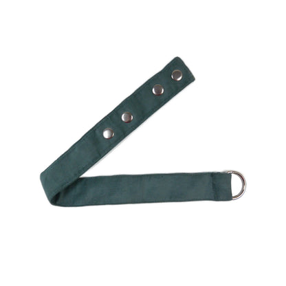 Verlängerungsgurt aus salbei-grünem Cord von Nijens, mit silbernen Druckknöpfen und Metallring.
