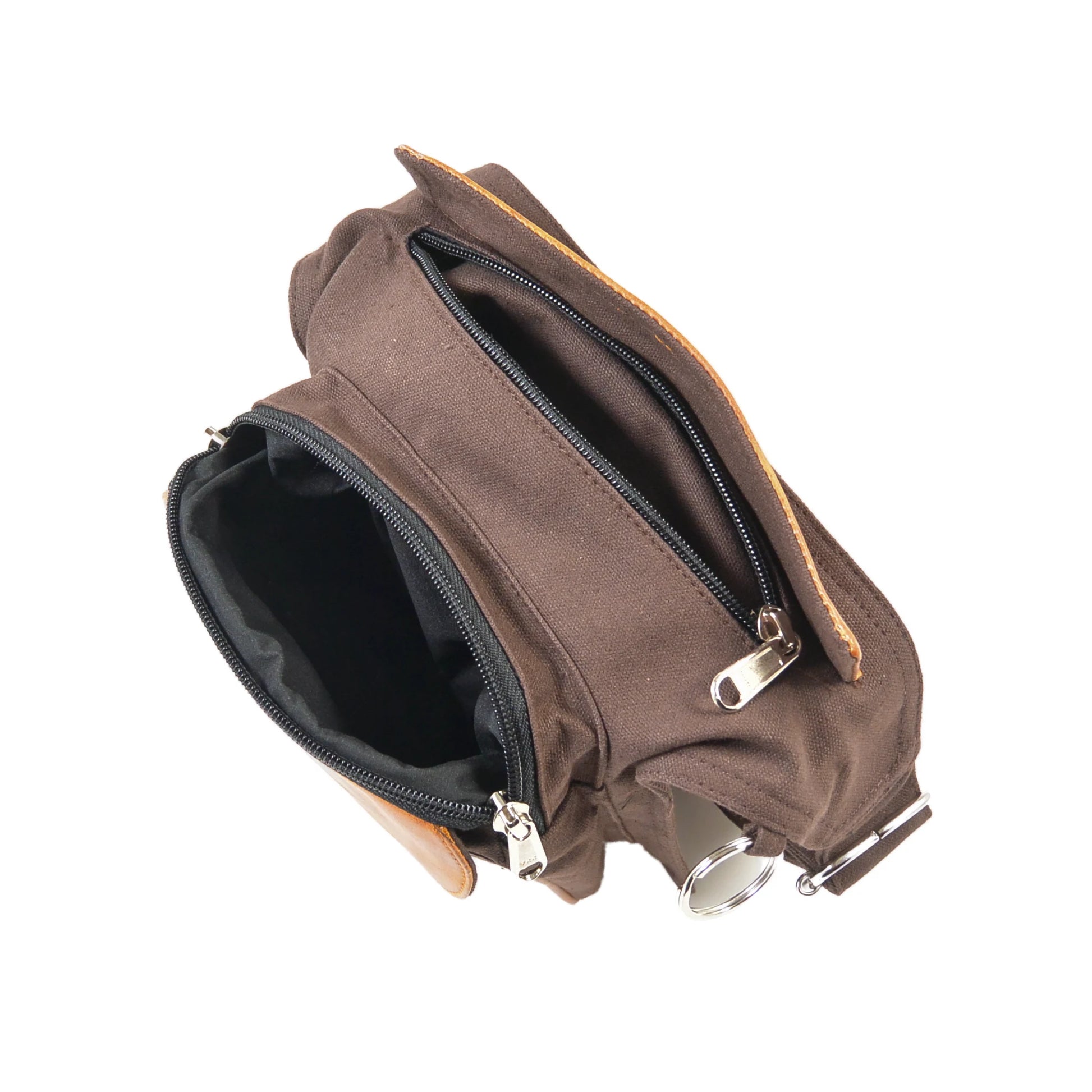 Gassitasche aus braunem Canvas – Blick in die geöffneten Fächer mit Reißverschluss, zeigt Innenraum und getrennte Taschen.