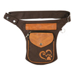 Braune Canvas-Gassitasche mit cognacfarbener Rexin-Klappe und Pfoten-Herz-Applikation, mit verstellbarem Gurt und seitlichem D-Ring.
