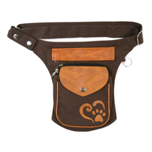 Braune Canvas-Gassitasche mit cognacfarbener Rexin-Klappe und Pfoten-Herz-Applikation, mit verstellbarem Gurt und seitlichem D-Ring.
