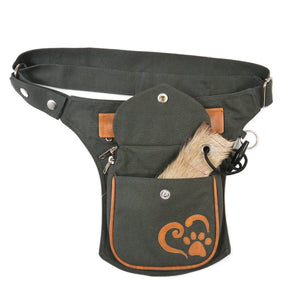 Dunkelgrüne Nijens Gassitasche „Barcelona“ aus Canvas mit cognacfarbener Rexin-Applikation und Pfotenmotiv, Klappe geöffnet, mit Wurf-Dummy und Karabiner/D-Ring am Gurt.