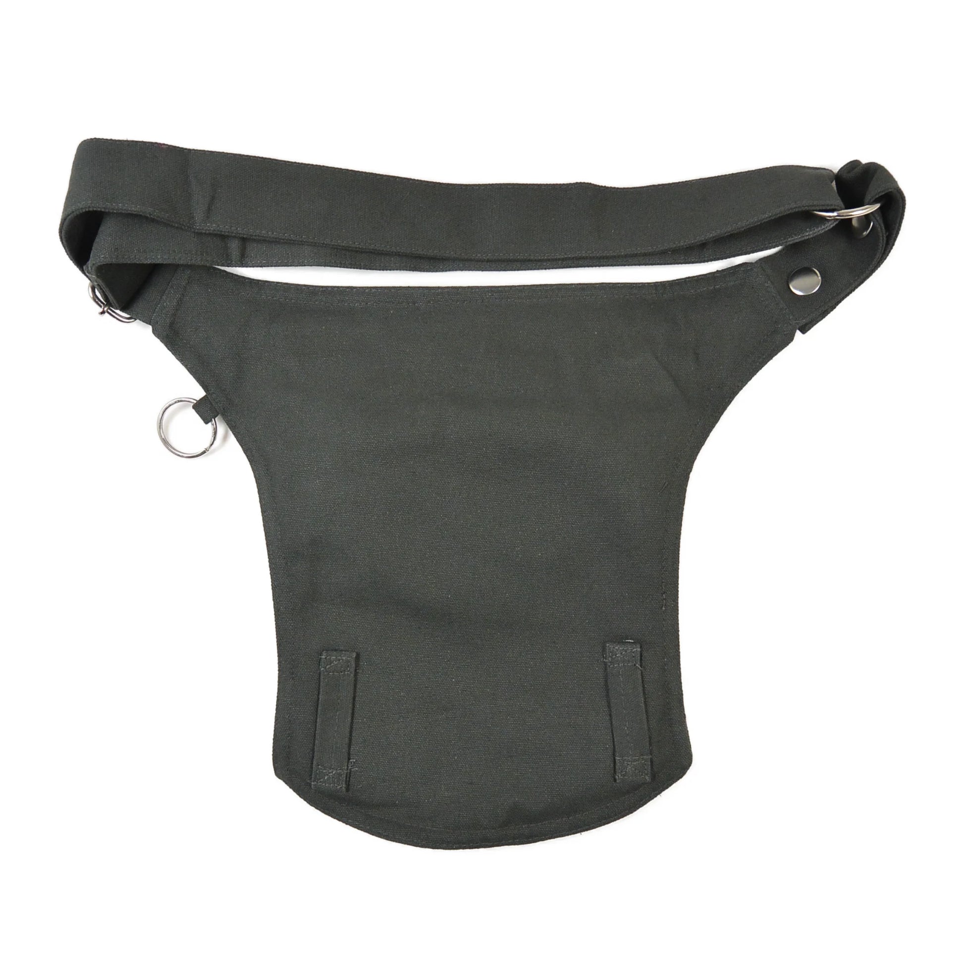 Rückseite der dunkelgrünen Canvas-Gassitasche mit zwei Gürtelschlaufen und verstellbarem Hüftgurt.