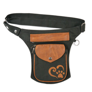 Dunkelgrüne Nijens Gassitasche „Barcelona“ aus Canvas mit cognacfarbener Rexin-Applikation und Pfotenmotiv.