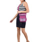 Frau präsentiert die Nijens Super-Hannover Tasche mit Leo-Design in Beere als Crossbody-Bag – ideal für Gassi, Training oder City-Look.