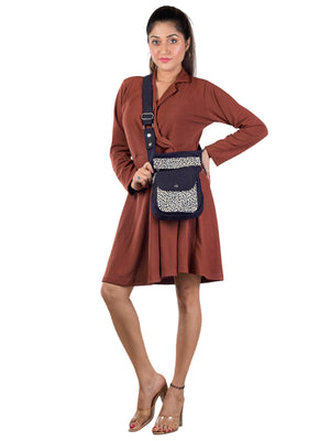 Frau präsentiert die Nijens Super-Hannover Tasche mit Leo-Design als Crossbody-Bag – ideal für Gassi, Training oder City-Look.