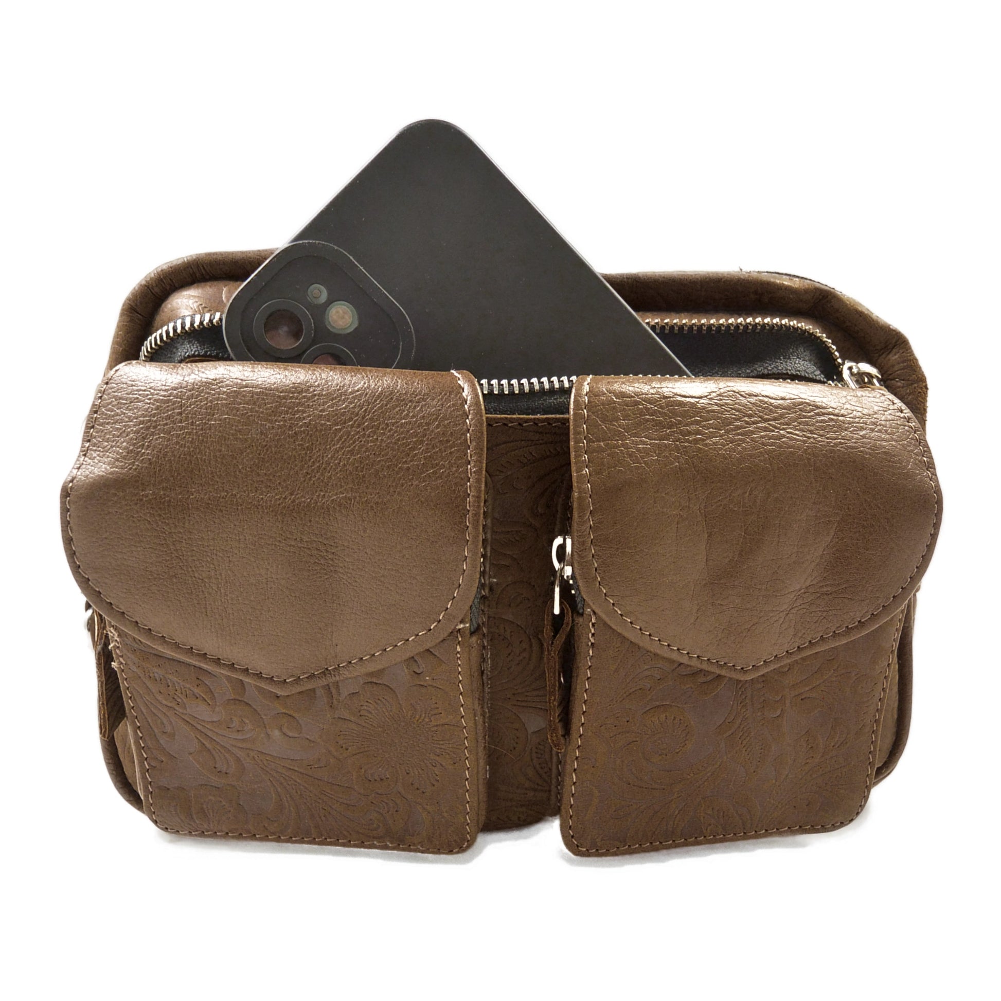 Gassitasche Modell Berlin aus echtem Leder in Braun mit floraler Prägung, zeigt Smartphone in Frontfach.