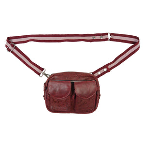 Gassitasche Modell Berlin in Bordeauxrot mit BlumenprĂ€gung aus echtem Leder, Vorderansicht mit zwei Vordertaschen.