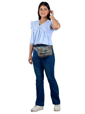 Model präsentiert wasserdichte Gassi-Tasche mit Mandala-Design in Grüntönen. Tragevariante „Bauchtasche“. 