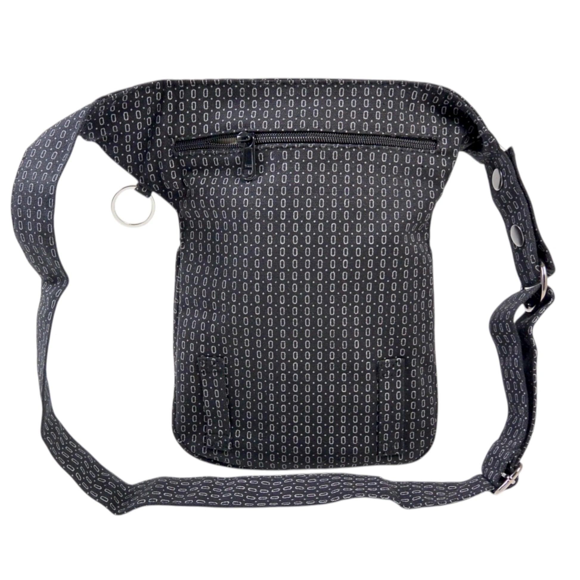 Nijens Gassi-Tasche Hannover aus schwarzem Canvas mit grauem Muster und verstellbarem Gurt. Rückansicht.
