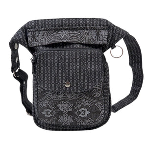 Nijens Gassi-Tasche Hannover aus schwarzem Canvas mit grauem Ethno-Muster und verstellbarem Gurt