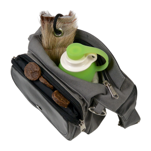Gassitasche aus Canvas Grau mit echtem Leder in Schwarz, Frontansicht mit Druckknopf-Klappe, Reißverschlussfach mit Leckerlis, Hundetrinkflasche.