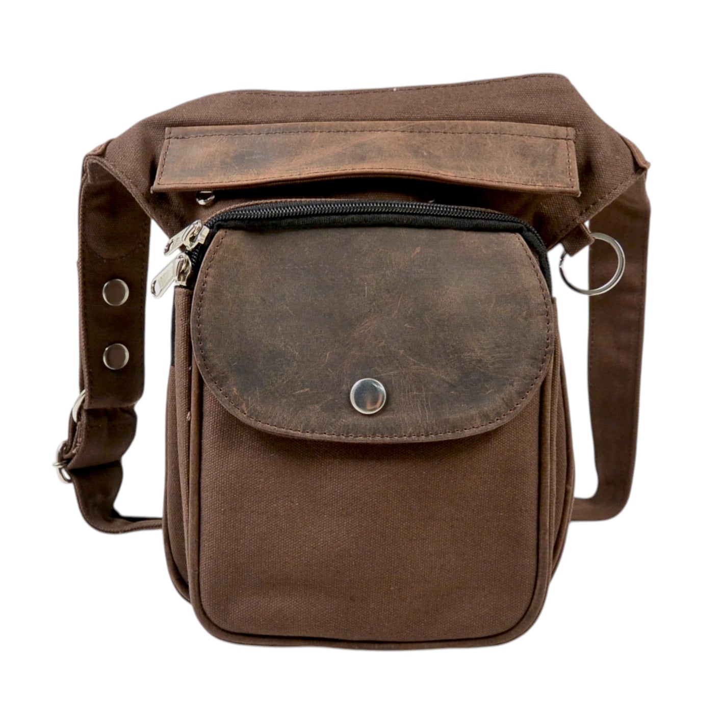 Gassitasche aus Canvas mit echtem Leder in Schokobraun, Frontansicht mit Druckknopf-Klappe, Reißverschlussfach und stabilem Gurt