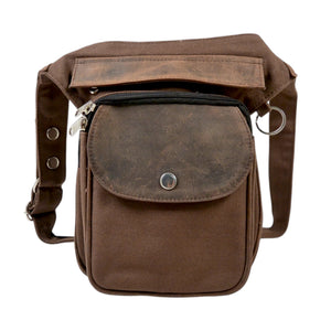 Gassitasche aus Canvas mit echtem Leder in Schokobraun, Frontansicht mit Druckknopf-Klappe, Reißverschlussfach und stabilem Gurt