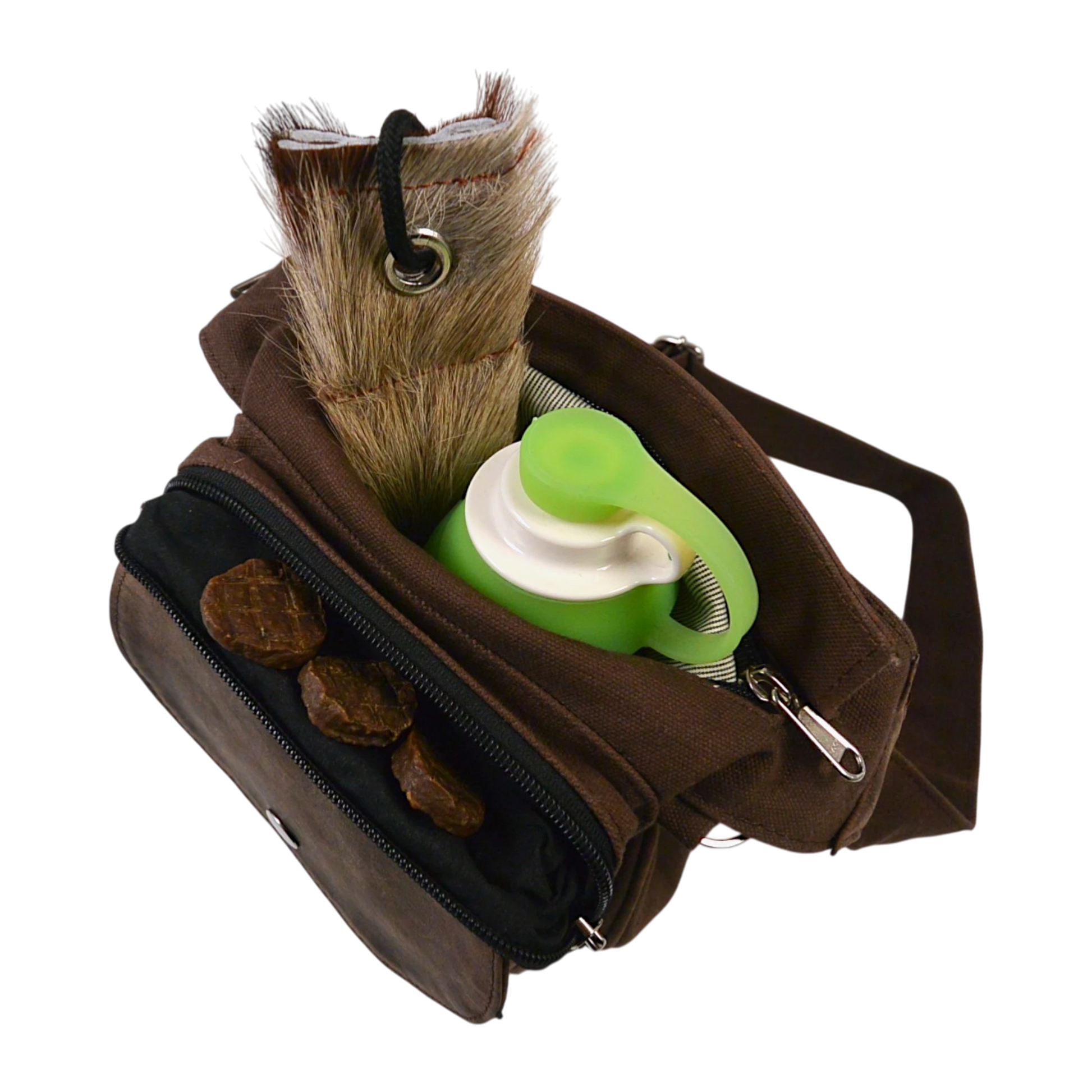 Nijens Gassi-Tasche Hannover Canvas mit Leder, mit aufgesetztem Leckerli-Fach, geöffnet und mit Hundekeksen gefüllt