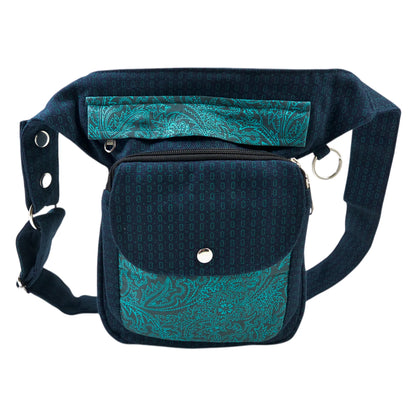 Nijens Gassitasche Hannover aus Canvas-Baumwolle in Petrol mit Paisley Muster, Frontansicht mit Druckknopfklappe, Reißverschlussfach und verstellbarem Gurt.