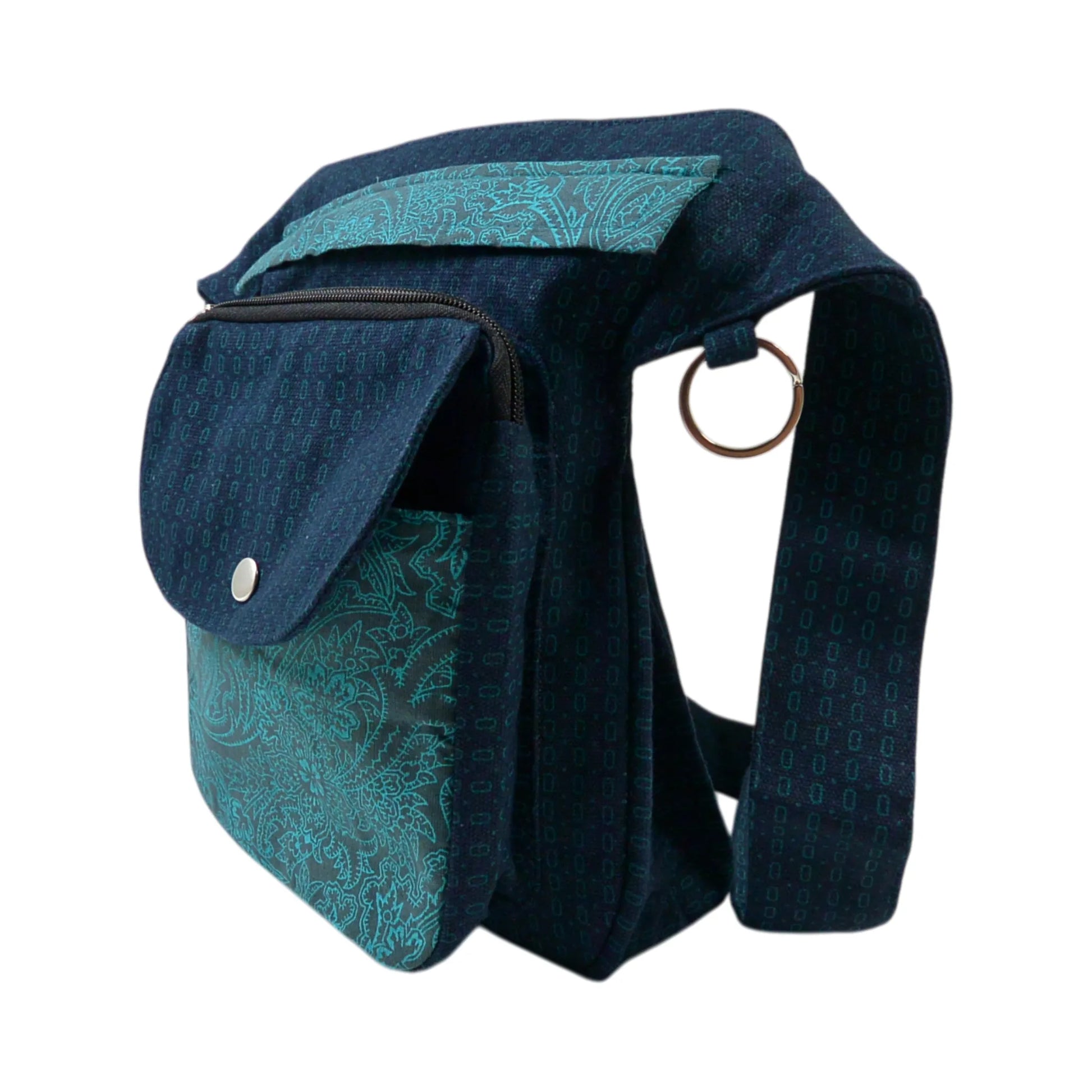 Nijens Gassitasche Hannover aus Canvas-Baumwolle in Petrol mit Paisley Muster, Seitenansicht mit Druckknopfklappe, Reißverschlussfach und verstellbarem Gurt.