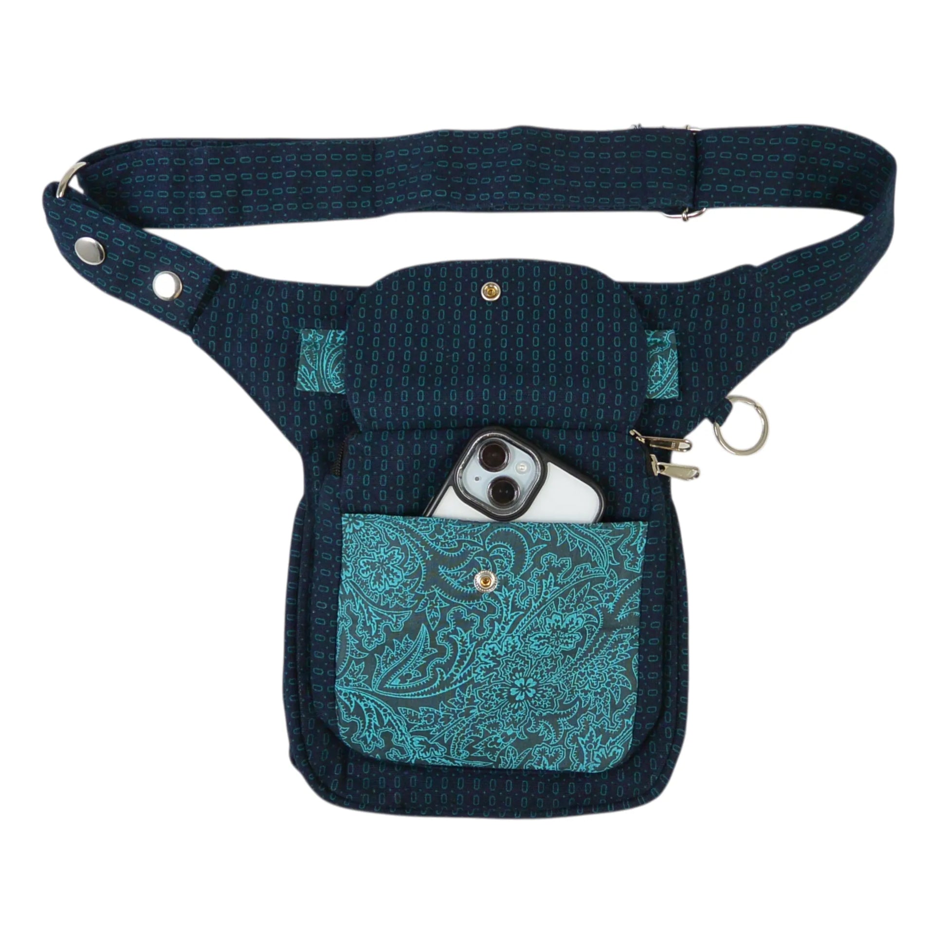 Nijens Gassitasche Hannover aus Canvas-Baumwolle in Petrol mit Paisley Muster, Frontansicht mit Druckknopfklappe, Handyfach und verstellbarem Gurt.