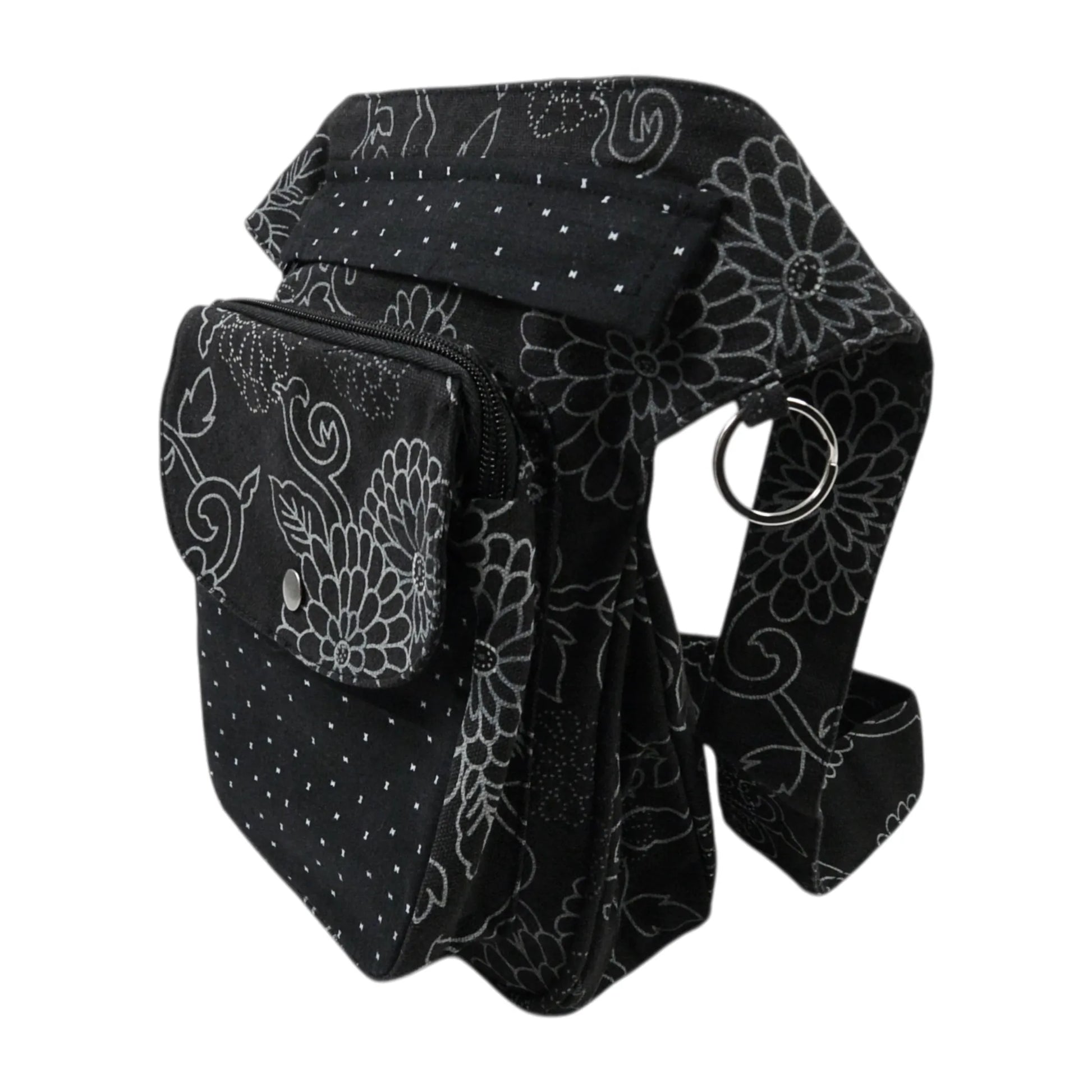 Gassi-Tasche Freiburg von Nijens in Schwarz mit floralem Muster und gepunktetem Frontfach – stilvoll und praktisch für Hundespaziergäng. Seitenansicht.