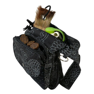 Gassi-Tasche Freiburg von Nijens in Schwarz mit floralem Muster und gepunktetem Frontfach – mit Lckerlifach und Hundetrinkflasche