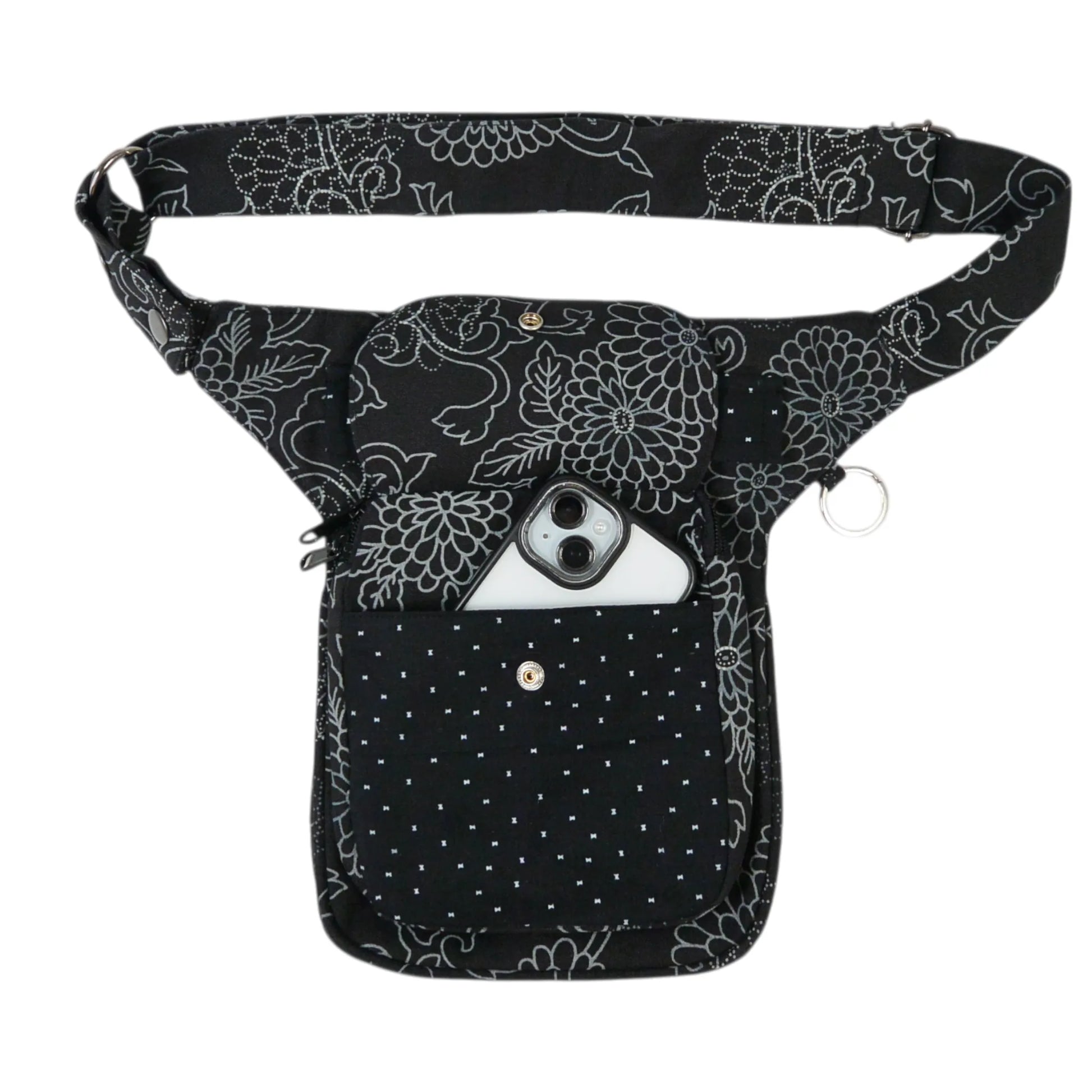 Gassi-Tasche Freiburg von Nijens in Schwarz mit floralem Muster und gepunktetem Frontfach – mit Extra Handyfach.