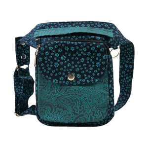 Vorderseite der Gassitasche in Marineblau mit türkisfarbenem Pfotenmuster