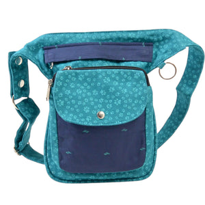 Vorderseite der Gassitasche mit türkisem Pfotenmuster