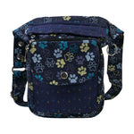 Nijens Gassitasche Hannover aus Canvas-Baumwolle in Blau-Lila mit Pfoten-Muster in Gelb, Frontansicht mit Druckknopfklappe, Reißverschlussfach und verstellbarem Gurt.