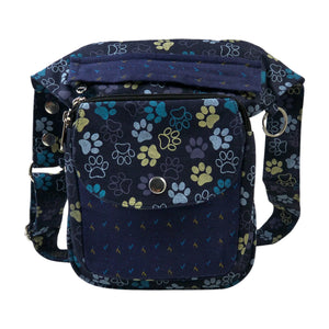 Nijens Gassitasche Hannover aus Canvas-Baumwolle in Blau-Lila mit Pfoten-Muster in Gelb, Frontansicht mit Druckknopfklappe, Reißverschlussfach und verstellbarem Gurt.