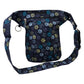 Nijens Gassitasche Hannover aus Canvas-Baumwolle in Blau-Lila mit Pfoten-Muster in Gelb, Rückansicht mit Reißverschlussfach und verstellbarem Gurt.