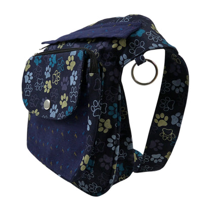 Nijens Gassitasche Hannover aus Canvas-Baumwolle in Blau-Lila mit Pfoten-Muster in Gelb, Seitenansicht mit Druckknopfklappe, Reißverschlussfach und verstellbarem Gurt.