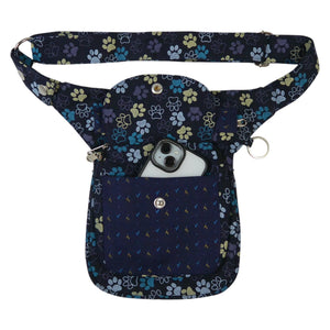 Nijens Gassitasche Hannover aus Canvas-Baumwolle in Blau-Lila mit Pfoten-Muster in Gelb, Frontansicht mit Druckknopfklappe, Handyfach und verstellbarem Gurt.