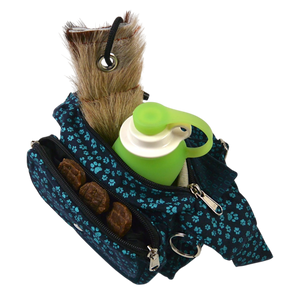 Offene Gassitasche Hannover aus Canvas-Baumwolle in Marineblau mit türkisfarbenem Pfotenmuster, mit Leckerlis, Wasserflasche und Wurf-Dummy im Fach.