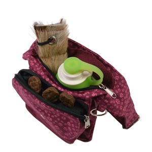 Magenta Nijens Gassi-Tasche Hannover mit Pfoten Print, mit aufgesetztem Leckerli-Fach, geöffnet und mit Hundekeksen gefüllt