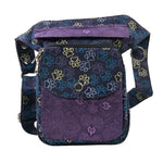 Nijens Gassitasche Hannover aus Canvas-Baumwolle in Blau mit buntem Pfotenmuster und violetter Mandala-Klappe, Frontansicht mit Reißverschlussfach.