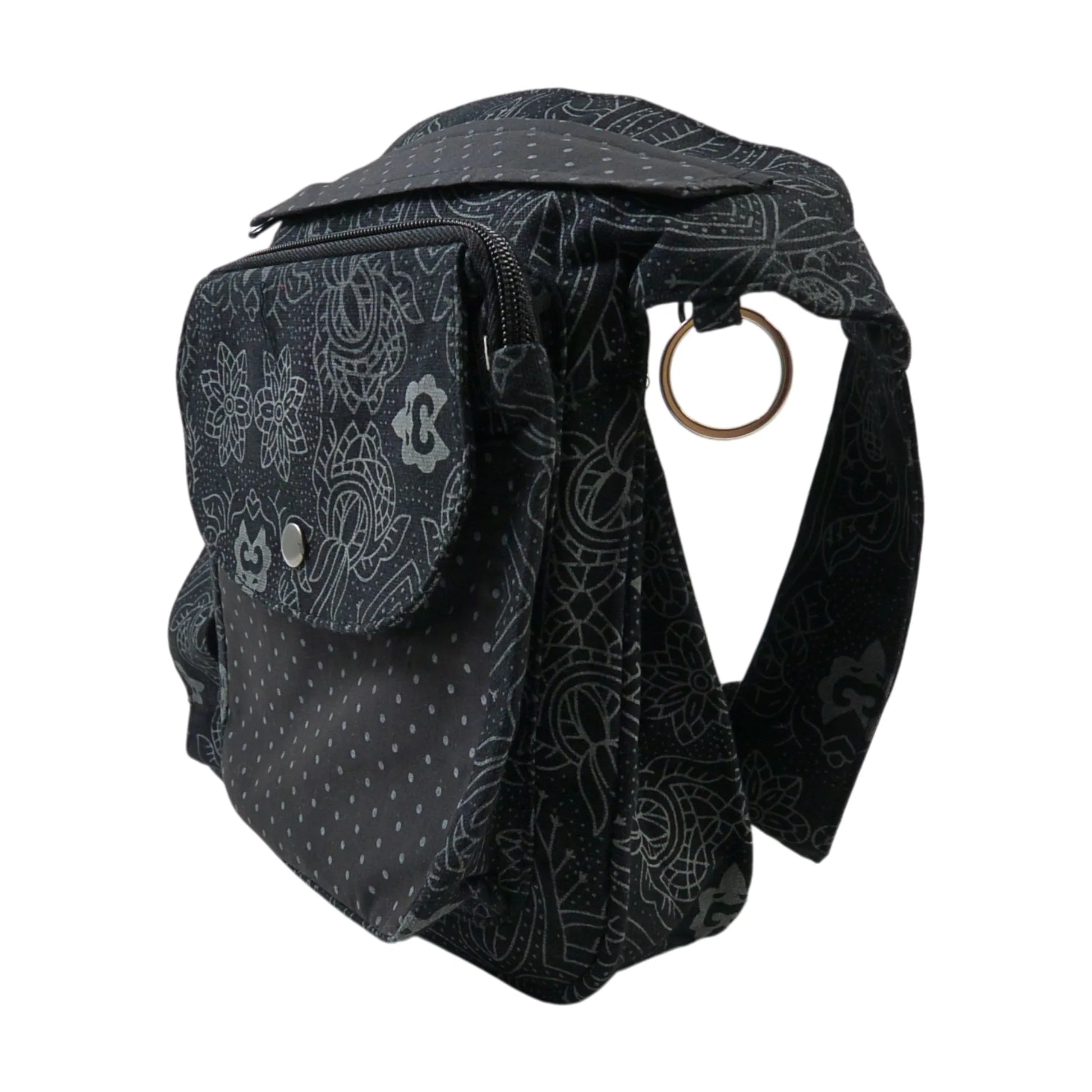 Nijens Gassitasche Hannover aus Canvas-Baumwolle in Schwarz mit floralem Muster, Seitenansicht mit Druckknopfklappe, Reißverschlussfach und verstellbarem Gurt.