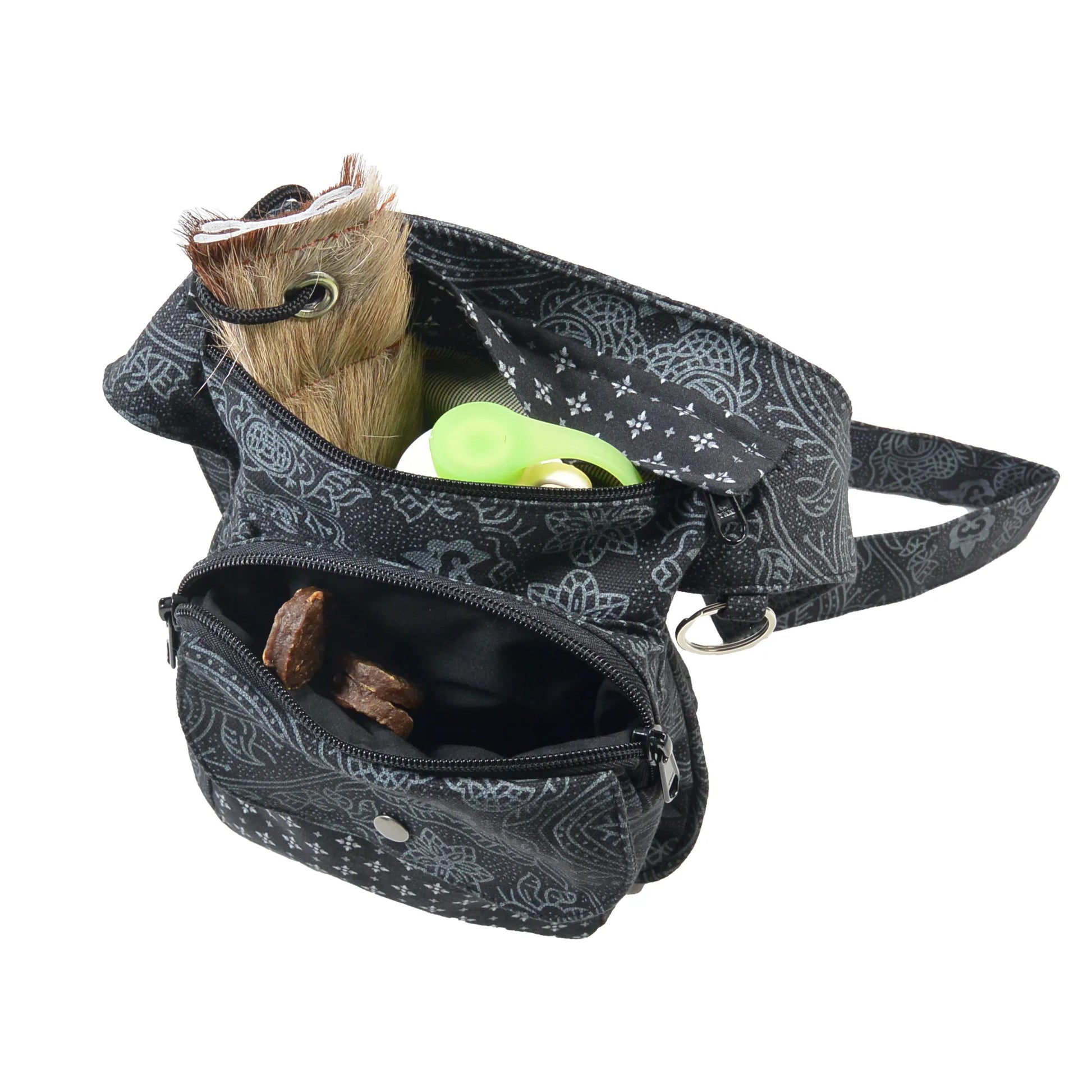 Offene Nijens Gassitasche Hannover aus Canvas-Baumwolle in Schwarz mit Muster, mit Leckerlis , Trinkflasche und Wurf-Dummy im Fach.