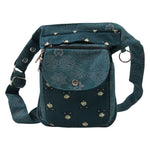 Nijens Gassitasche Hannover aus Canvas-Baumwolle in Petrol mit Mandala-Muster, Frontansicht mit Druckknopfklappe, Reißverschlussfach und verstellbarem Gurt.