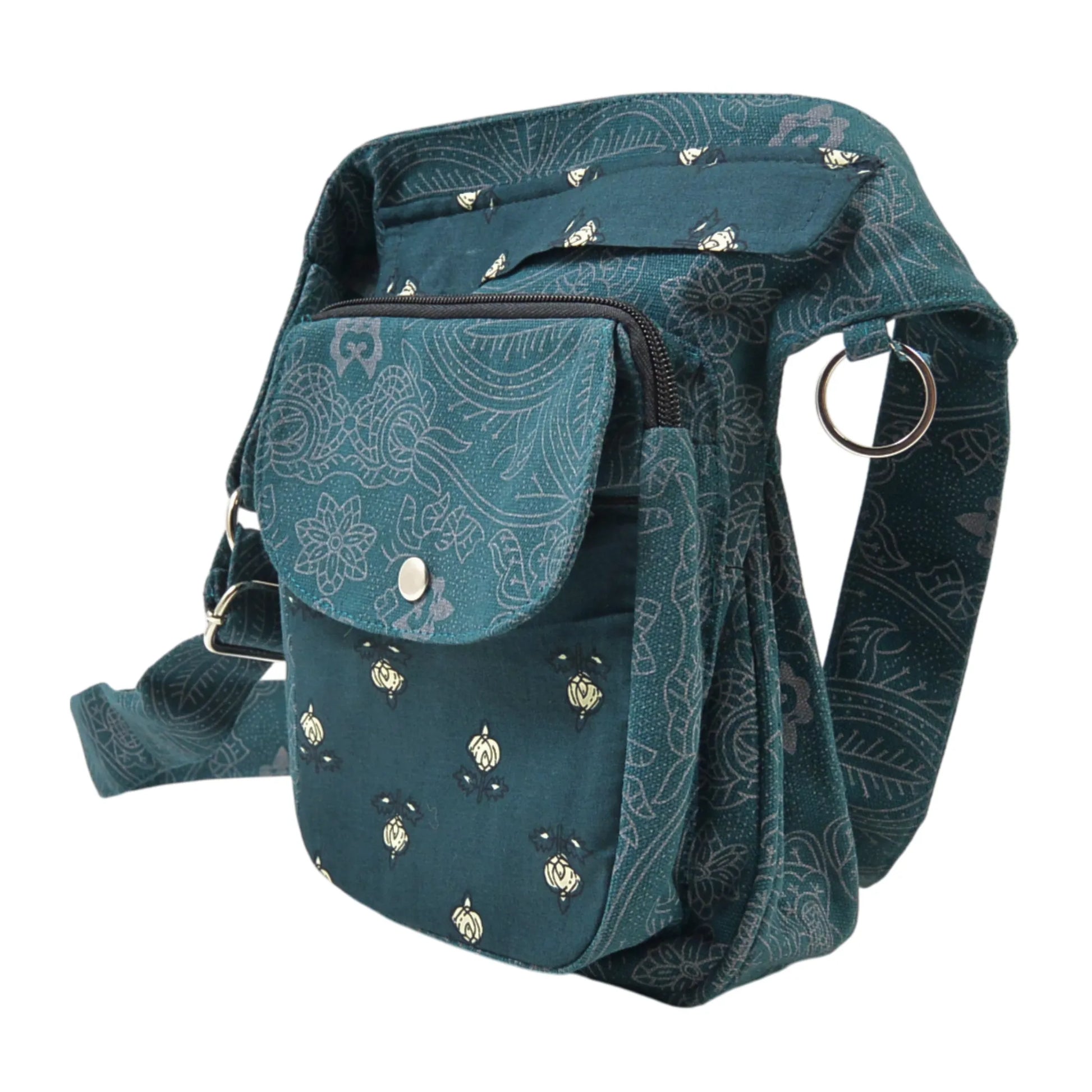 Nijens Gassitasche Hannover aus Canvas-Baumwolle in Petrol mit Mandala-Muster, Seitenansicht mit Druckknopfklappe, Reißverschlussfach und verstellbarem Gurt.