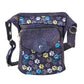 Gassitasche Barcelona mit Leckerli-Fach und Reißverschluss in Blau mit Blumen-Pfoten-Design