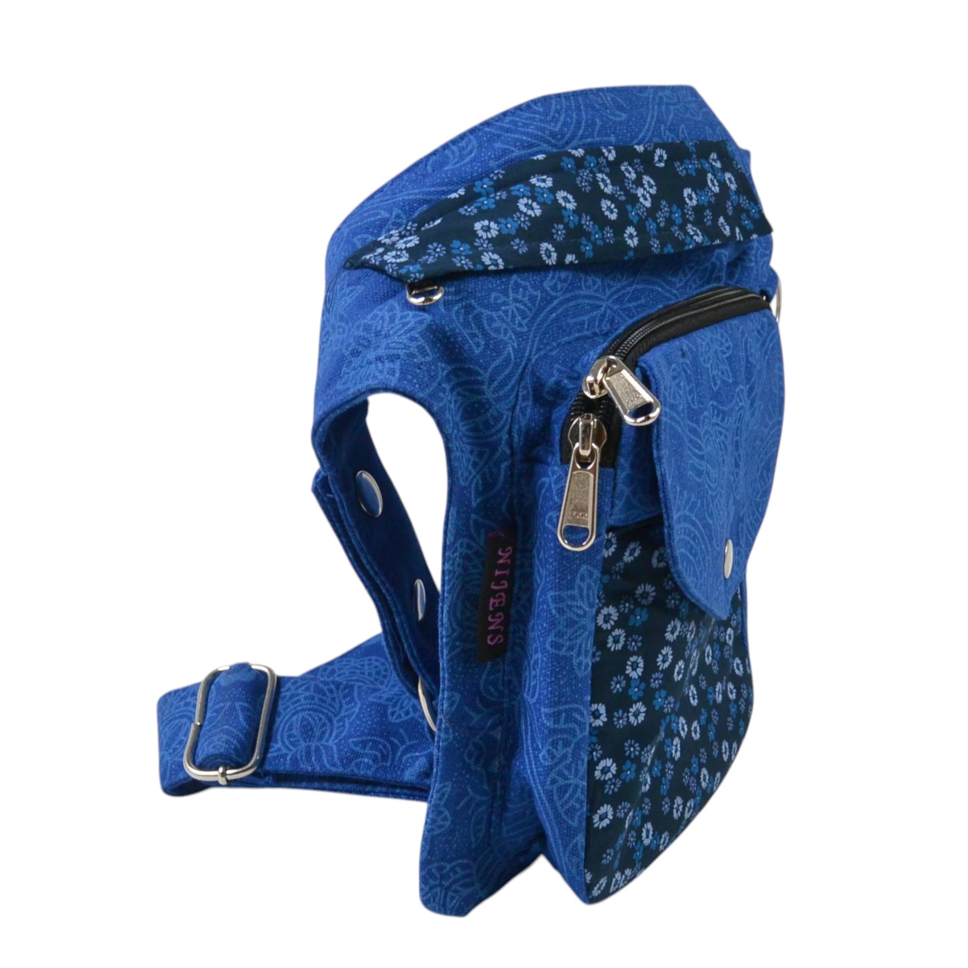 Seitenansicht der Hüfttasche für Hundespaziergänge in Blau mit Blumenprint und Karabiner-Ring