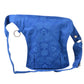 Rückseite der Hüfttasche für Hundespaziergänge in Blau mit Blumenprint und Karabiner-Ring