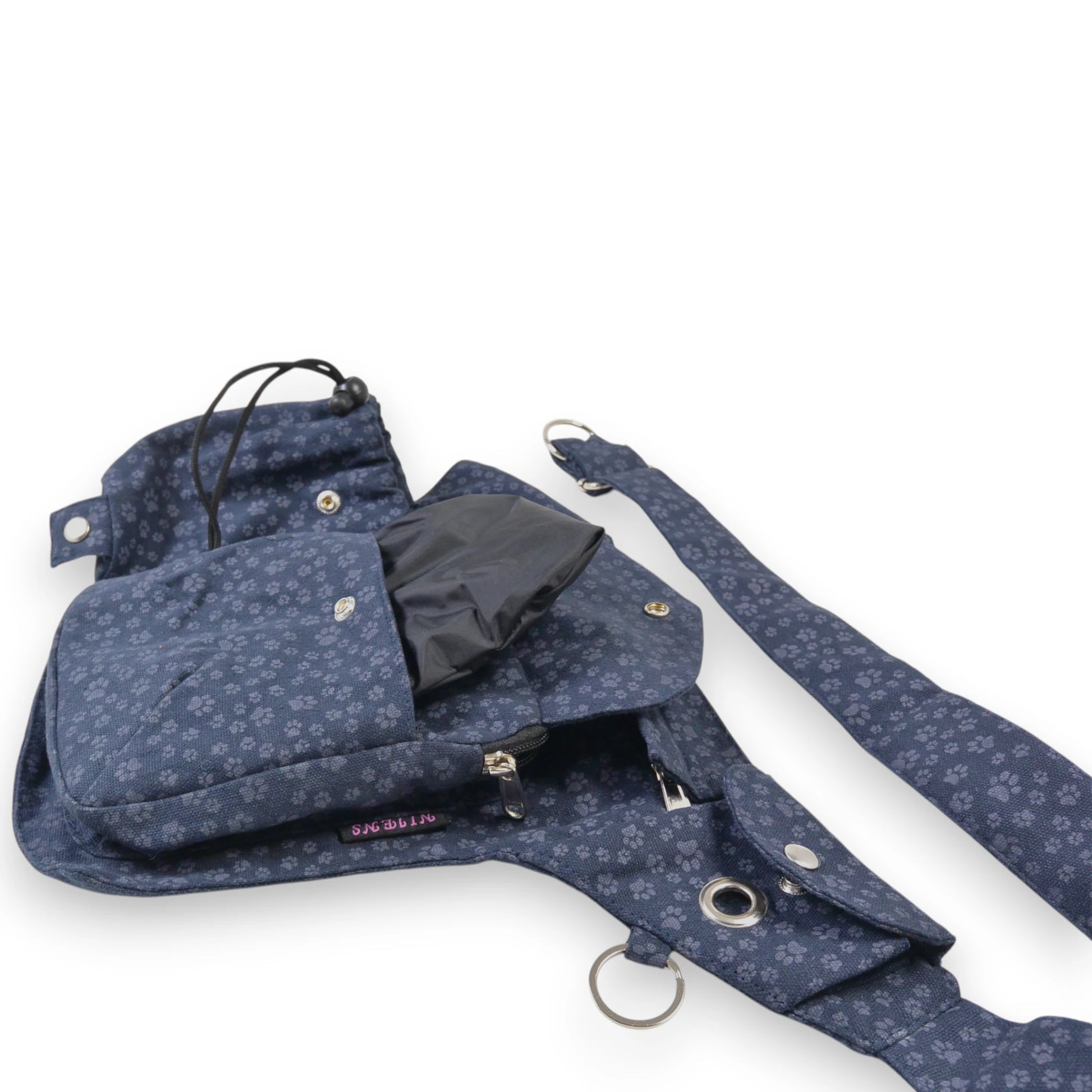 Innenansicht der Hundetasche mit großem Hauptfach und zusätzlichen Reißverschlussfächern.