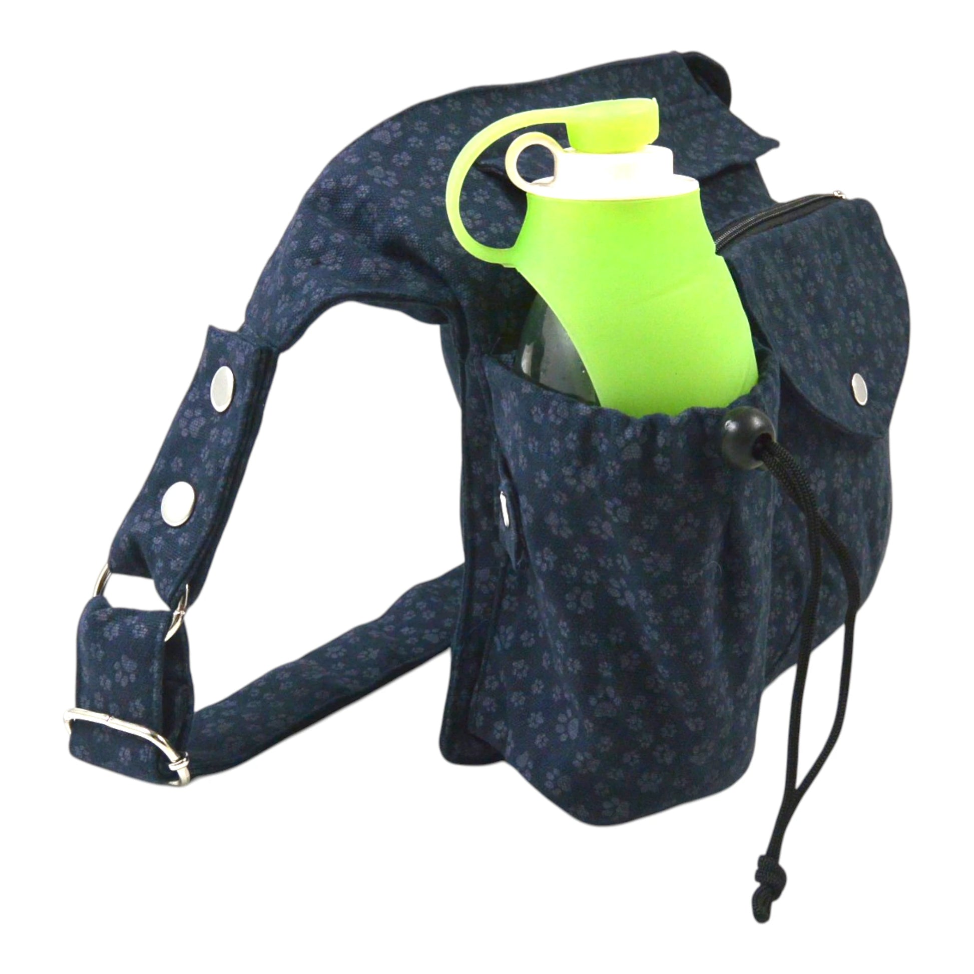 Seitliche Ansicht der Nijens Hundetasche Brandenburg mit Trinkflasche und Kordelzug – funktional und robust für unterwegs.