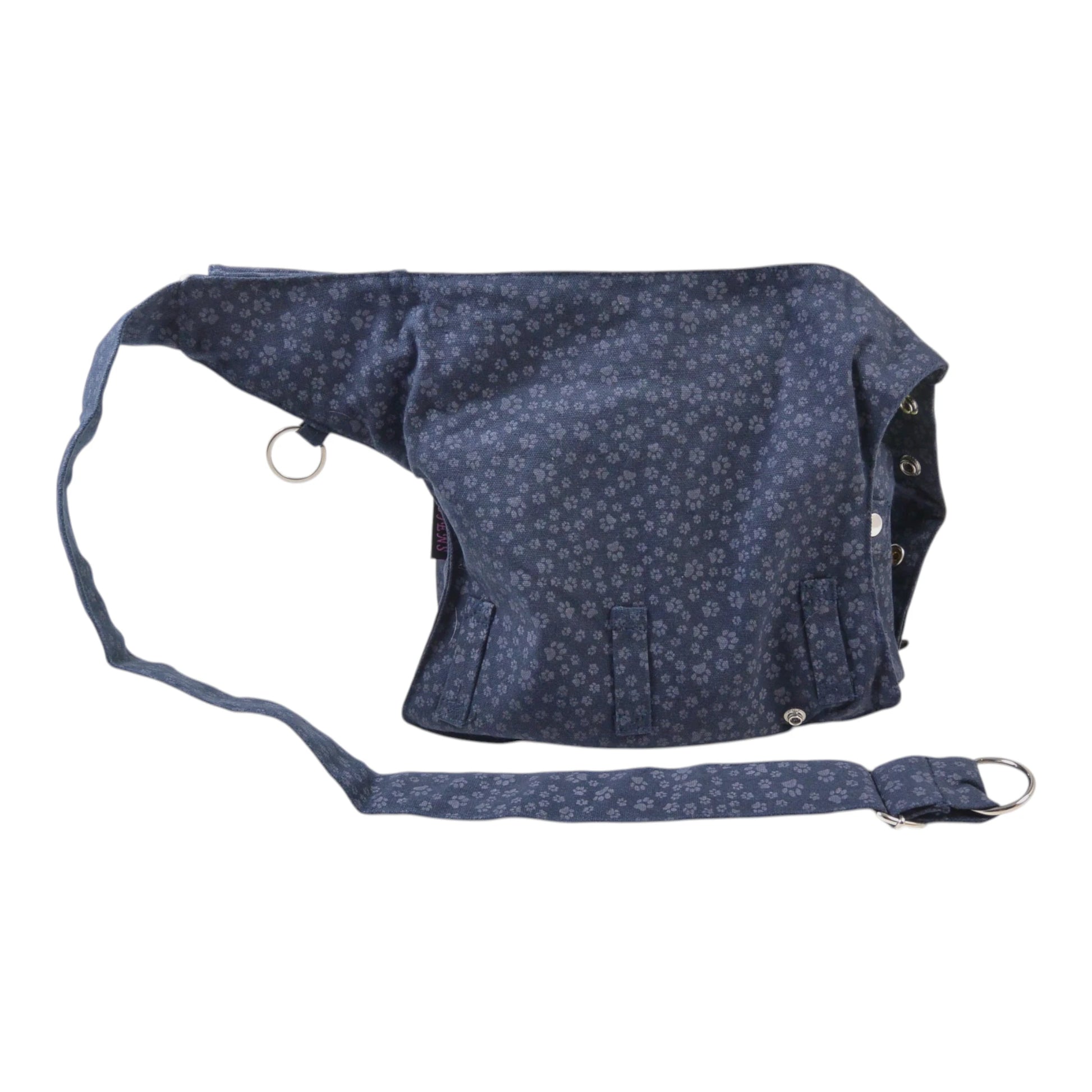 Rückseite der Gassitasche aus Canvas-Stoff Navy mit drei Gürtelschlaufen für optionalen Beingurt – mehr Stabilität beim Training.