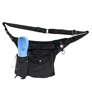 Cord Gassi-Tasche in Anthrazit von Nijens mit Flaschenhalter, Leckerlifach und Platz für Handy & Kotbeutel. Frontalansicht.